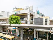 東海道本線「藤沢」駅まで3411m、駅周辺は湘南地方でも随一の繁華街で、百貨店や大型スーパーが林立する他、数多くの商店や飲食店が並ぶ商店街も各方向にある。