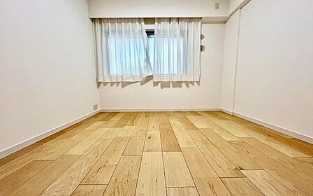 《子供部屋》　■お子様の成長を優しく見守る、明るい子供部屋。遊んだり、学んだり、時には一人の時間を過ごしたりと健やかな毎日を育む大切な場所。未来への第一歩を育む、かけがえのない空間です。