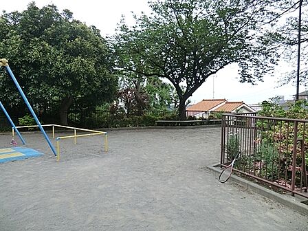 井戸ノ久保公園まで322m、遊具はブランコがあります。大久保の坂をずっと登った山の頂上付近にあり見晴らしがよく天気がいい日は気持ちいいです。