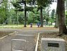 周辺：千草台公園まで803m、谷本小学校に隣接しており、千草台公園プールがあります。ベンチ、トイレ、健康遊具、ブランコ、鉄棒があります。