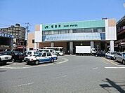鴨居駅（ＪＲ横浜線）まで1576m、近くにららぽーと横浜がありスーパーやファストフード店も充実。ＪＲ横浜線で横浜駅まで20分。北口には鶴見川が流れる。