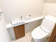 《トイレ》　■快適な使用感が人気の温水洗浄脱臭暖房機能を搭載。しかも汚れがつきにくく落ちやすい、洗浄力に優れた洗浄機能付トイレ。