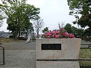 籠森公園まで196m、横浜市営地下鉄ブルーライン上永谷駅徒歩7分。中央に滑り台やブランコの遊具広場があります。