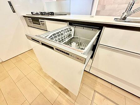 《食器洗い乾燥機》■食事後もゆっくり過ごせる食器洗い乾燥機を設置。手洗いよりもキレイに洗え、節水にもなります。