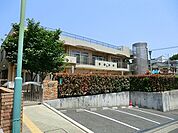 しらとり台保育園さつきが丘まで733m、定員90名　産休明けから　専門講師による体育・音楽・英会話の指導も行っており、小学校に通じる知育面も充実しています。