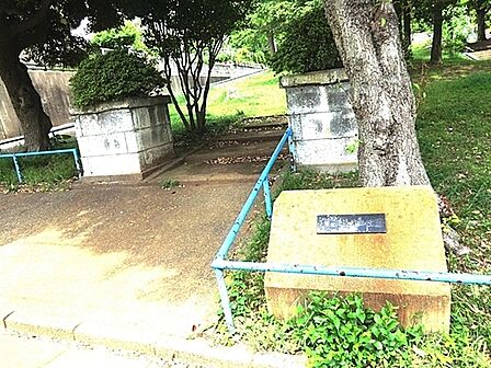 美しが丘第二公園まで644m、滑り台、健康遊具、ブランコ、鉄棒などがあります。