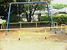周辺：美しが丘第三公園まで901m、高台にあること、木々が多く存在することで落ち着いた雰囲気を持っている公園です。ブランコがあります。