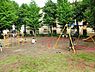 周辺：久末団地公園まで557m、ドングリや落葉など、自然そのままの中で遊ぶことができます。すべり台・ジャングルジム・ブランコがあります。
