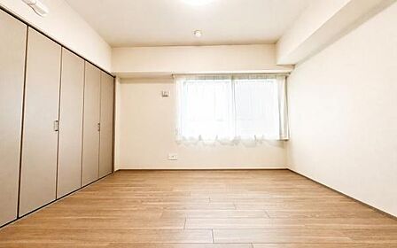 《洋室》 ■型にはまらない多才なプライベートルーム。くつろぎの場としてだけでなく、趣味や仕事のパーソナルスペースとしても活躍するゆったりした洋室。落ち着きがあり個の時間をたっぷり楽しめる快適空間です。