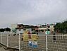 周辺：森が丘幼稚園まで584m、上大岡駅から徒歩約15分の閑静な住宅地の中にあり、近くには当園自慢の農園(モリモリファーム)があります。