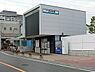 周辺：京浜急行電鉄鈴木町駅まで898m、味の素（株）の創業者である鈴木家の名を取り駅名を「鈴木町」と改称しました。味の素（株）の工場も近くにあります。