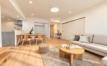 《リビングダイニング》 豊かな光が照らすこの場所は、たわいもない会話を楽しみ、ゆったりとした時間を過ごす場所。家族の日常が刻まれる大切な空間です。自然光に溢れるこの空間はリフレッシュにピッタリです。