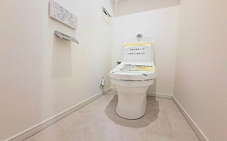 《トイレ》 ■快適な使用感が人気の温水洗浄脱臭暖房機能を搭載。しかも汚れがつきにくく落ちやすい、洗浄力に優れた洗浄機能付トイレ。