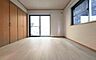 子供部屋：《子供部屋》　■お子様の成長を優しく見守る、明るい子供部屋。遊んだり、学んだり、時には一人の時間を過ごしたりと健やかな毎日を育む大切な場所。未来への第一歩を育む、かけがえのない空間です。