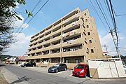 タイル張りの7階建マンション1階の部屋