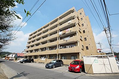 外観：タイル張りの7階建マンション1階の部屋