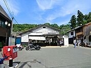 JR横須賀線「北鎌倉」駅まで2093m、関東の駅百選にも選ばれた趣のある駅舎で知られる駅です。駅の北側には鎌倉を代表する古刹の1つ「円覚寺」があります。
