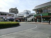 小田急線「座間」駅まで1309m、市と同名の駅ですが、お隣の相武台前駅に比較すると規模は小さめ。その分、不動産相場的にもお安くなりますのでオススメです。