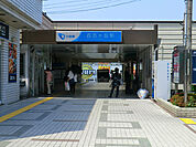 小田急線「百合ヶ丘」駅まで1651m、駅北側は閑静な住宅街が広がり、駅南側は複数の団地とスーパーがあるため賑わっています。