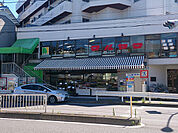 スーパーマルヤマ三春台店まで423m、地域密着のスーパー。1階は食料品、2階では日用雑貨を扱っています。2階には休憩スペースもあります。
