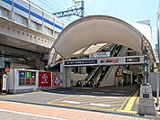 東横線「元住吉」駅まで697m、車両基地があるため始発電車も数本あります。駅西側にある「ブレーメン通り商店街」は活気があります。
