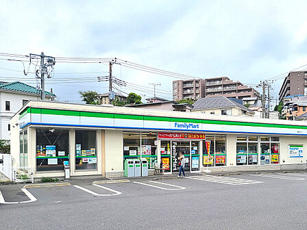 ファミリーマート鶴見荒立店まで503m、国道1号線の荒立交差点にあるデニーズを曲がったところにあるコンビニ。駐車場も広めです。