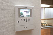 　別部屋写真　　安心のTVモニターフォン(^-^)　誰が来たかすぐに分かるので安心です　