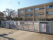 宇治市立岡屋小学校まで689m