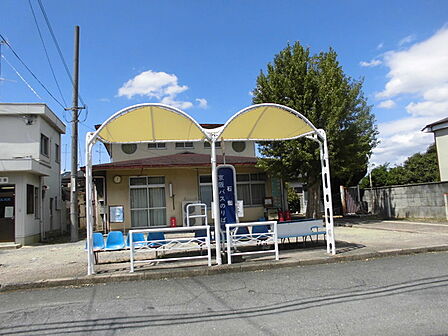 京阪バス 石田まで699m、交番の隣にあるバス停です。