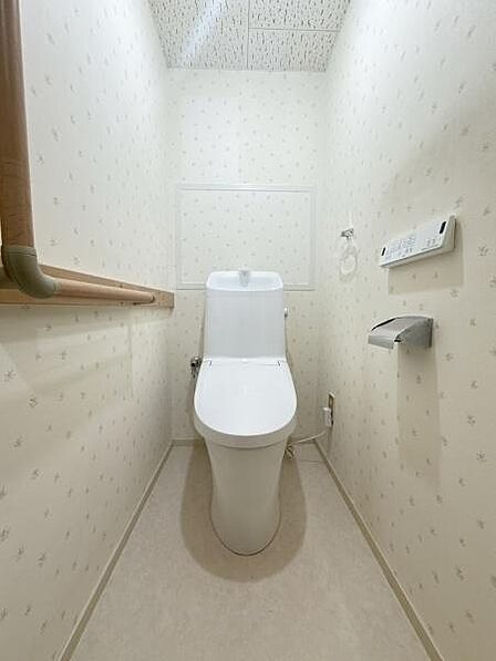 【トイレ】令和4年に新調済！くびれの少ない便器本体はお掃除シートを滑らせるように掃除が出来てラクラクです。ウォシュレット機能付！