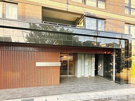 【エントランス】趣のある色彩のエントランスです