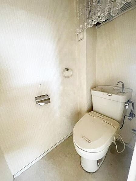 【トイレ】独立した個室タイプのトイレです。プライベートな空間が確保されており、落ち着いてご利用いただけます。