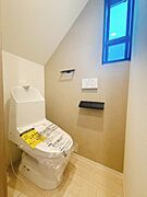 【1階トイレ】トイレは1階・2階にそれぞれ1ヶ所ずつ、計2ヶ所を設置。朝の忙しい時間帯もストレスなくご利用いただけます。