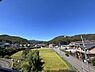 その他：【眺望】緑豊かな山々と、田園風景を望むことができるバルコニーからの眺望です。周辺には住宅街が広がり、自然と暮らしが調和したのどかな住環境を感じていただけます。