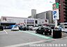 周辺：ライフ梅津店まで275m、営業時間：9：00～21：00■広々駐車場・自転車・バイク利用可■2階にセリア併設■近隣にサンディ・阪急オアシス有