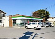 ファミリーマート四街道中央店 徒歩13分。 1030m