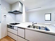 【Kitchen】  シンプルで洗練されたデザインのシステムキッチンは機能面も充実しています。