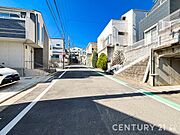 ～Exterior～  前面道路は閑静な住宅地をはしる車通りの少ない道路。ゆとりのある住宅地で部屋の窓を開けるとそこには心地よい風が通りぬけます。