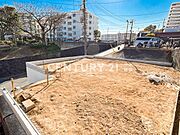 ふりそそぐ陽射しと開放的な空間形成。青空を背景に更なる美しさを醸す佇まい。