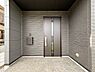 玄関：～Entrance～  すりガラスが光を取り込み明るい玄関となっております。広さも有るので、靴が並んでいても窮屈さを感じません。