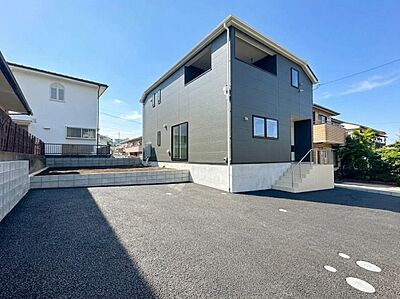 外観：～Garage～  カースペース2台分完備！並列駐車もOKだから、毎日の出し入れもラクラク！ご夫婦それぞれの通勤用にもピッタリ。