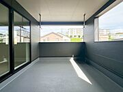 ～Balcony～  奥行きのあるワイドタイプのバルコニーなので、大量の洗濯物やご家族のお布団も楽にたくさん干すことができます。