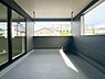 バルコニー：～Balcony～  奥行きのあるワイドタイプのバルコニーなので、大量の洗濯物やご家族のお布団も楽にたくさん干すことができます。