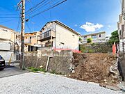 前面道路は閑静な住宅地をはしる車通りの少ない道路。