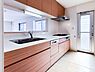 キッチン：～Kitchen～  作業スペースを多くとったシステム対面型キッチン。とても調理がしやすく余裕の広さ。ご家族との会話も弾み、今以上に家事が楽しくなりそうですね。