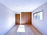 室内：～Private room～  2面採光で光を集めるプライベートルームはゆっくりと落ち着く空間です。クローゼットもございますので、収納家具を新たに揃える準備も省け、なにより居住空間を広く使えるので快適