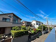 2部屋続きのバルコニーは広くて洗濯物やお布団が一気に干せそうです。日当りも良く、お天気のいい日にはすぐに乾いてしまいそう。ふわふわのお布団とお日様に抱かれて気持ちよく安眠できそうですね。