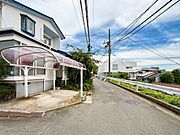 【Exterior】  前面道路は閑静な住宅地をはしる車通りの少ない道路。ゆとりのある住宅地で部屋の窓を開けるとそこには心地よい風が通りぬけます。