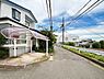その他：【Exterior】  前面道路は閑静な住宅地をはしる車通りの少ない道路。ゆとりのある住宅地で部屋の窓を開けるとそこには心地よい風が通りぬけます。