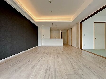 ~Living Dining~ ダイニングの窓から広がる開放感のある眺望!美しい朝日を眺めながら過ごす贅沢なモーニングタイムはいかがでしょうか。